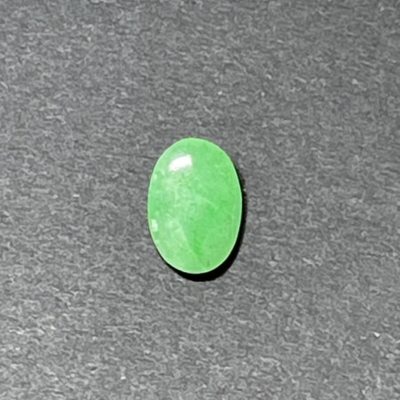 jade vert en cabochon ovale