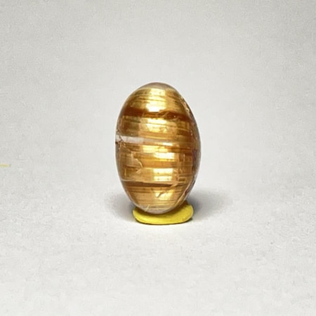 petit cabochon de quartz avec inclusions de rutile doré