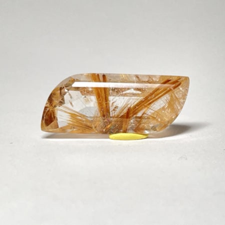 un quartz facetté avec des gerbes de rutile